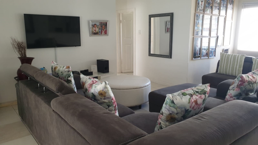 To Let 4 Bedroom Property for Rent in Beacon Bay Eastern Cape